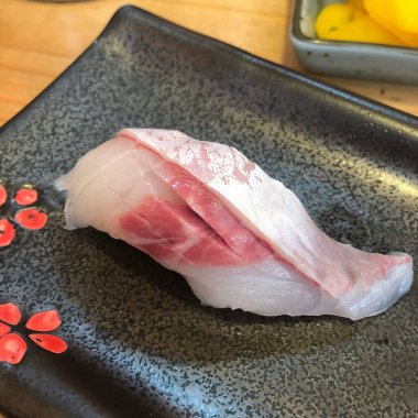 Tabakta taze balık filetosu