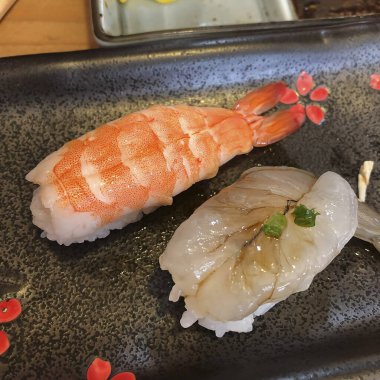 Japon suşisi. somon, ton balığı, balık ve sebze, suşi