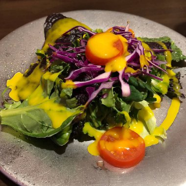 sebzeli salata ve sos.