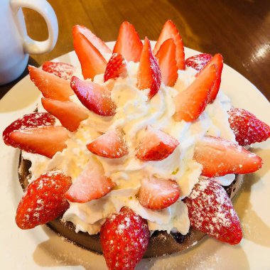 Kremalı ve kremalı çilekli pasta.