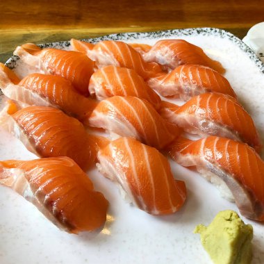 Tabakta çiğ somon filetosu