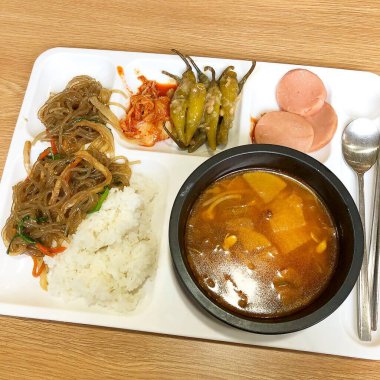 Japon yemeği mi? Pirinç ve sebzeli kızarmış domuz eti.