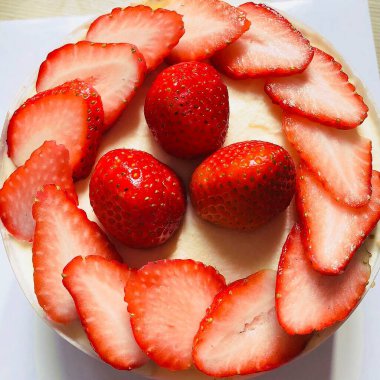 Beyaz bir arka planda Çilekli pasta