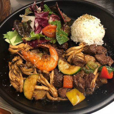 Sebzeli ve baharatlı pilav.