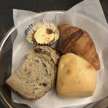 Çikolatalı taze ekmek ve kahve.