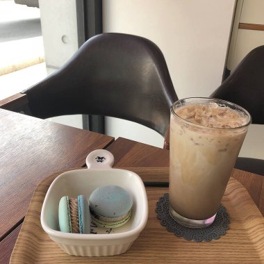 Kahve fincanı ve çay masanın üstünde.