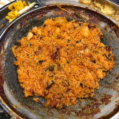 Sebzeli ve soslu kızarmış pirinç.