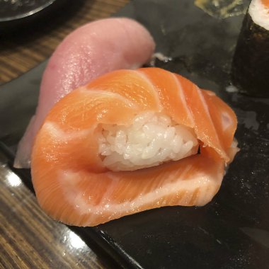 suşi roll ahşap plaka üzerinde