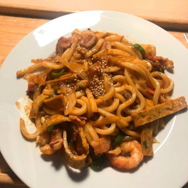 Etli ve sebzeli kızarmış erişte.