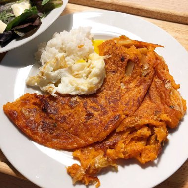 Domuz eti ve sebzeli sahanda yumurta.