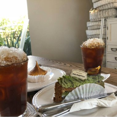 Bir fincan çay, bir bardak süt ve bir fincan kahve.