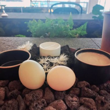 Bir fincan kahve ve bir fincan beyaz kahve.