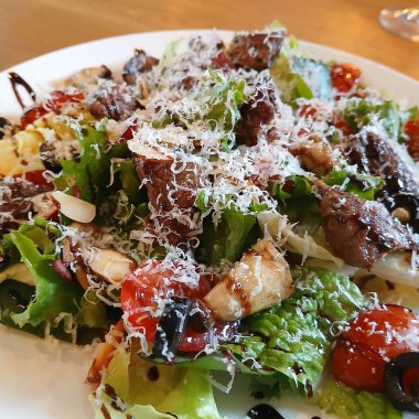 Tavuk, domates, mozarella, peynir ve zeytinli salata.