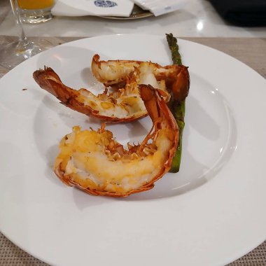 Sebzeli ve soslu ızgara karides.