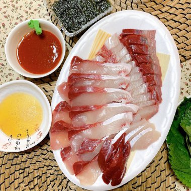 Baharatlı ve sebzeli taze çiğ balık.