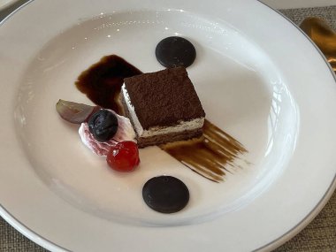 Kremalı ve dutlu çikolatalı pasta.
