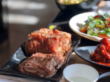 Soslu ve sebzeli ızgara tavuk.