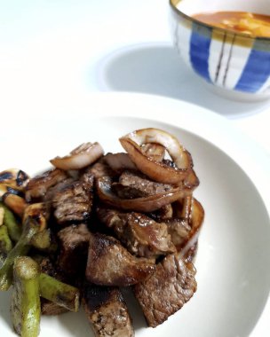 Tabakta kızarmış biftek.