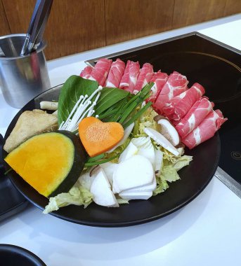 Pişirmek için çiğ taze sebze ve et