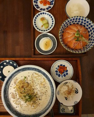 Lezzetli Asya yemeklerinin yakın görüntüsü