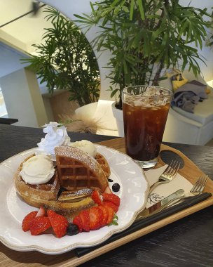 Lezzetli ve taze meyveli kek.