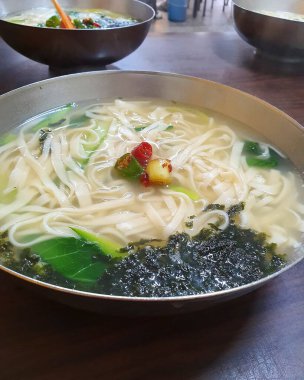 Sebzeli eriştenin mutfak fotoğrafı.