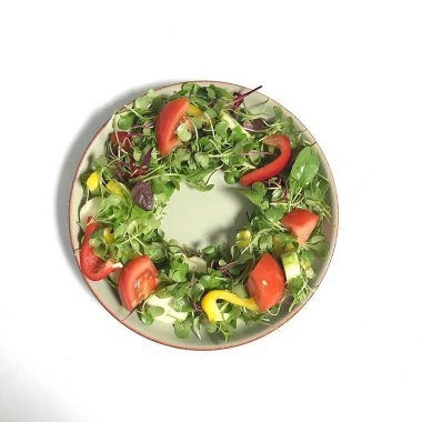 Arka planda cam kasede taze salata. sağlıklı yiyecek, diyet, kilo kaybı, kilo kaybı konsepti