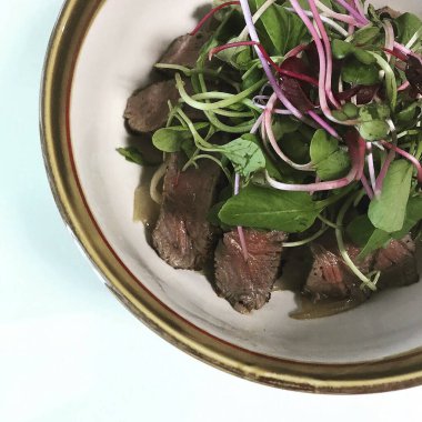 Taze etli carpaccio roka ve parmesan peyniri.