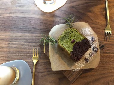 Tahta bir masada krem şantili çikolatalı pasta.