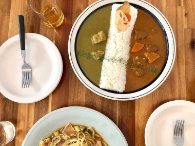 Lezzetli yemekler ve lezzetli bir çorba ile masa manzarası.