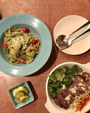 Sebzeli ve peynirli spagetti