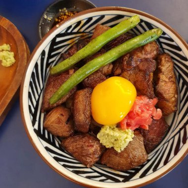 Baharatlı ve sebzeli ızgara biftek.