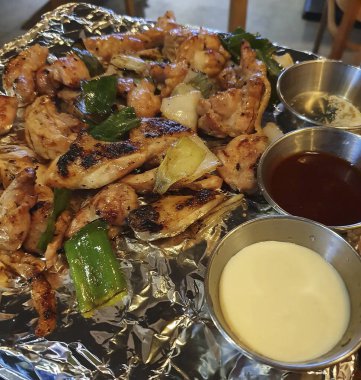 ızgara tavuk kanadı, sebze ve et.