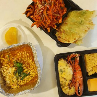 Kızarmış tavuk ve sebzeli Kore yemeği pilavı.