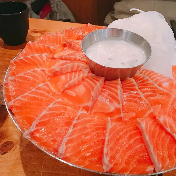 Tahta bir masada somon balığı.