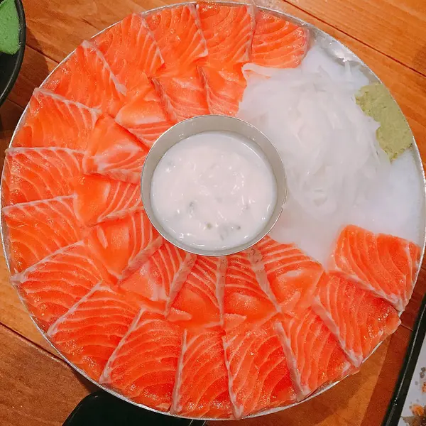 Tabakta çiğ somon balığı