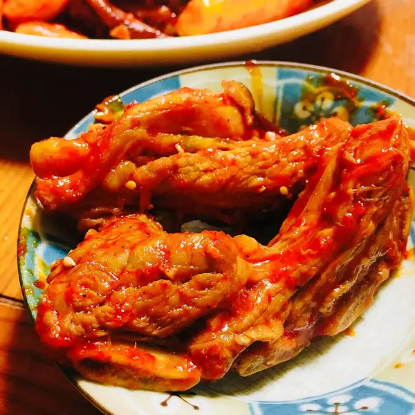 Soslu ve sebzeli kızarmış tavuk kanadı.