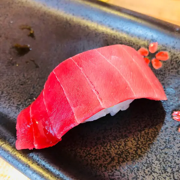 Çiğ suşi ve ton balığı.