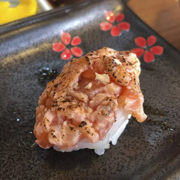 Karides ve soslu somon balığı.