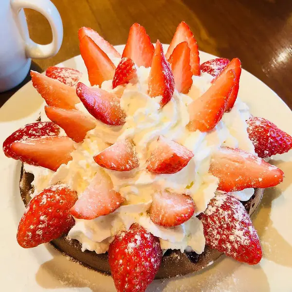 Kremalı ve kremalı çilekli pasta.