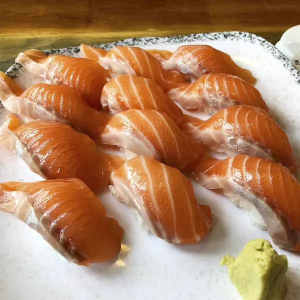 Tabakta çiğ somon filetosu