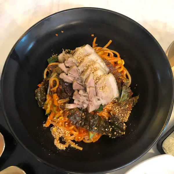 Kore yemeği, kızarmış domuz.