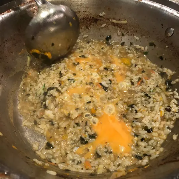 Kızarmış pilavın mutfak fotoğrafı.