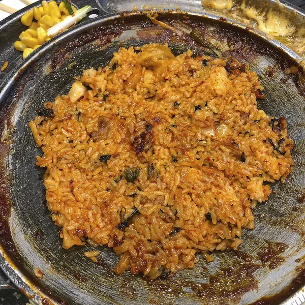 Sebzeli ve soslu kızarmış pirinç.