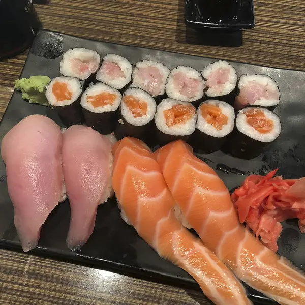 Suşi rulolarını somon ve somonla kapatın.