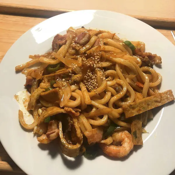 Etli ve sebzeli kızarmış erişte.