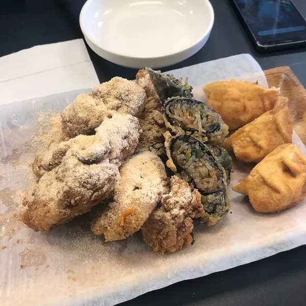 Lezzetli Asya yemeklerinin yakın görüntüsü