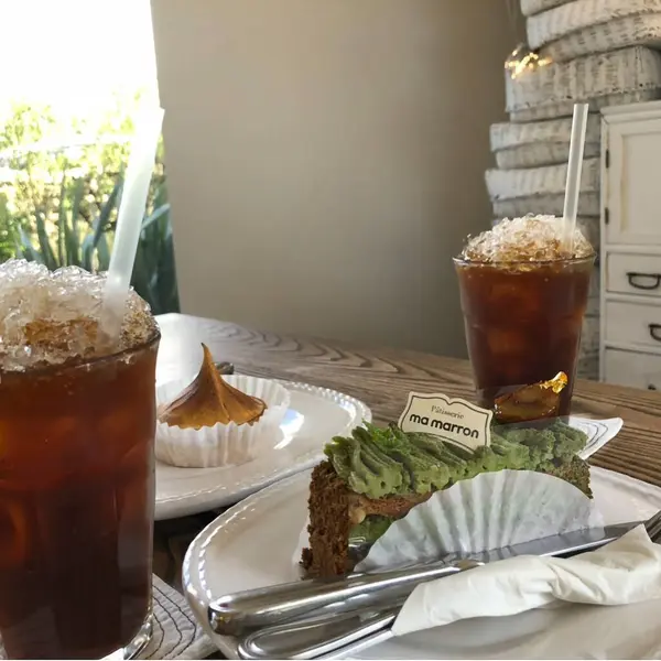 Bir fincan çay, bir bardak süt ve bir fincan kahve.