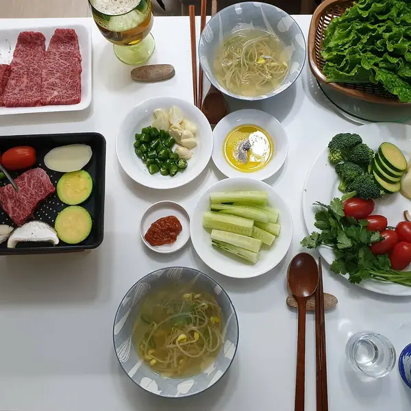 Taze sebzeler ve baharatlar masada.