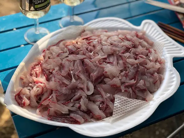 Tahta bir masada balık ve soğan.